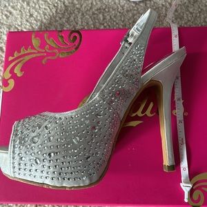 NIB Candie’s silver with studded rhinestone size 6 high heel pumps